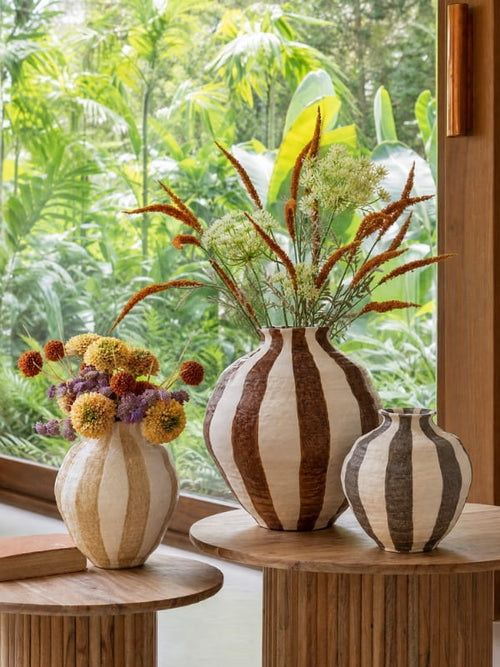 Vaso de cerâmica bege com listras, 30 cm de altura, decoração artesanal natural