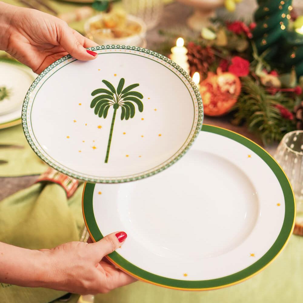 Detalhe do prato de sobremesa Zahidi com estampa de árvore verde em porcelana branca, 21cm
