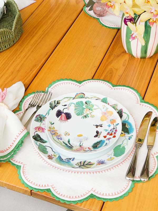 Prato raso de porcelana Flowerscape branco com detalhes florais – Lolahome
