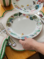 Prato raso de porcelana Flowerscape – estampa floral colorida – Lolahome