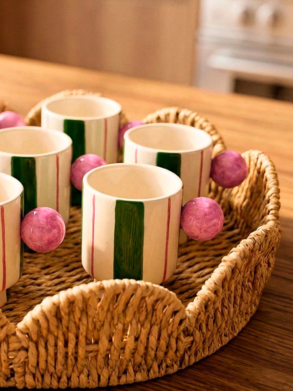 Xícara de cerâmica artesanal com listras verde e rosa, estilo stripes – Lolahome