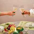 Taça de vidro Deco verde em destaque, mostrando a cor vibrante e o formato decorativo da peça