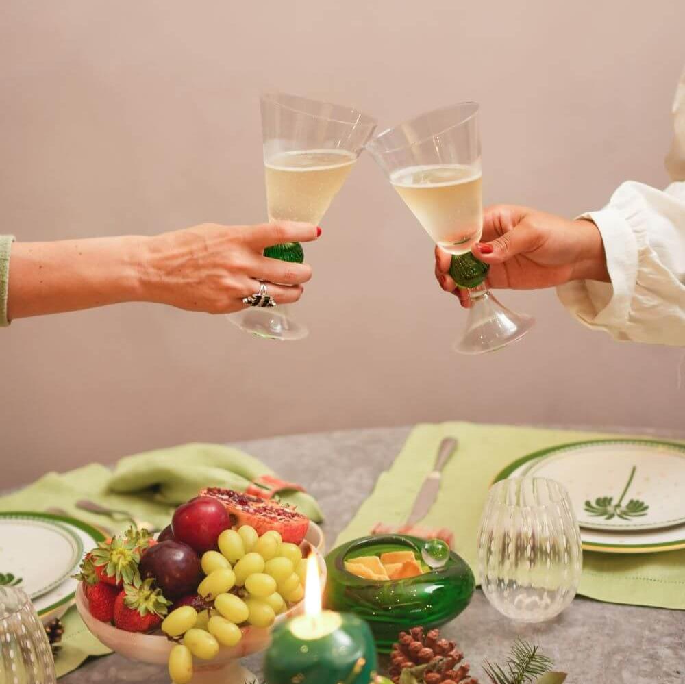Taça de vidro Deco verde em destaque, mostrando a cor vibrante e o formato decorativo da peça
