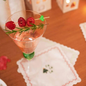 Taça de vidro verde Deco Lolahome, detalhe do vidro translúcido na cor verde com acabamento refinado