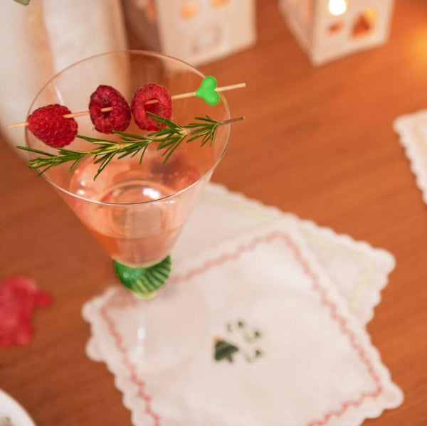 Taça de vidro verde Deco Lolahome, detalhe do vidro translúcido na cor verde com acabamento refinado