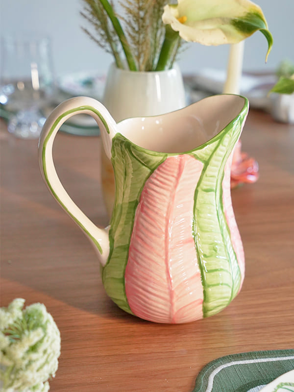 Jarra de cerâmica artesanal Flowerscape – detalhe das cores rosa e verde – Lolahome