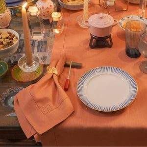 Mesa posta com descanso de talher ágata cinza em composição com pratos, guardanapo e castiçais – Lolahome