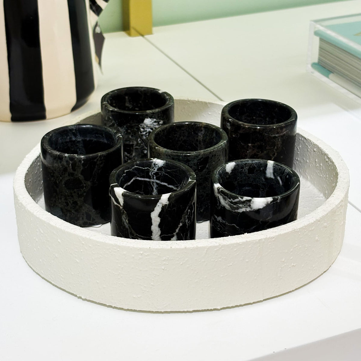 Copos de Saquê Onix Preto – detalhe da textura natural, jantar japonês | Lolahome