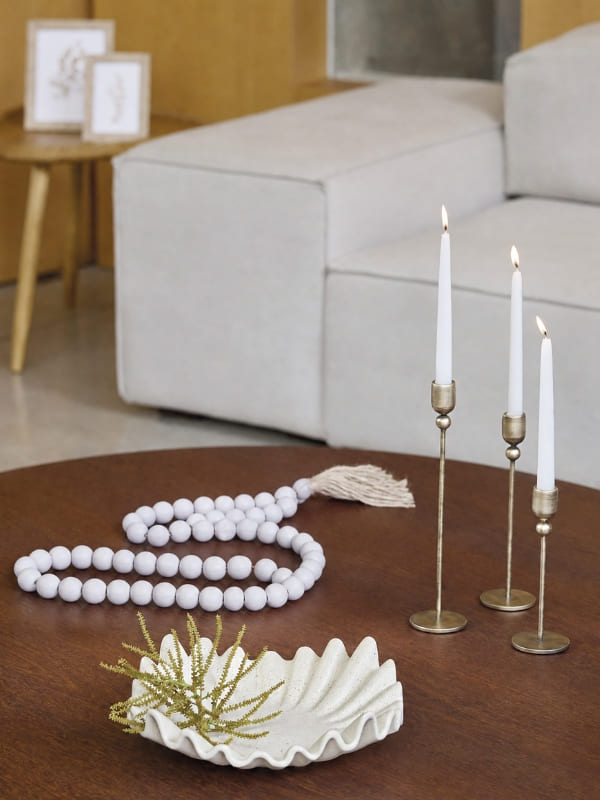 Set de 3 castiçais de metal dourado em alturas P, M e G — design clean para decoração de interiores