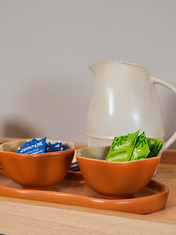 Set aperitivo cerâmica terra – bandeja e bowls em composição de mesa