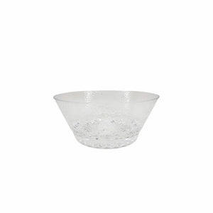 Bowl redondo de acrílico transparente com textura externa em relevo tipo prisma, que reflete a luz, criando um efeito brilhante e sofisticado.