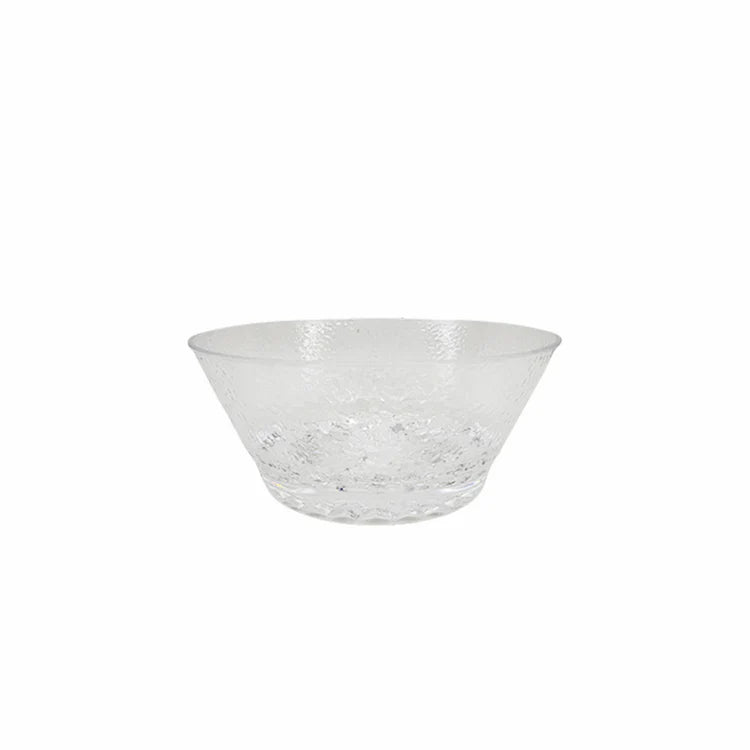 Bowl redondo de acrílico transparente com textura externa em relevo tipo prisma, que reflete a luz, criando um efeito brilhante e sofisticado.