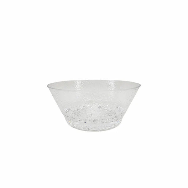 Bowl redondo de acrílico transparente com textura externa em relevo tipo prisma, que reflete a luz, criando um efeito brilhante e sofisticado.