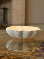 Bowl de mármore travertino esculpido em flor 20 cm – detalhe da peça – Lolahome