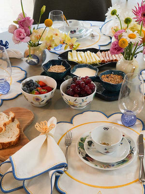 Bowl redondo de porcelana branca com estampa floral delicada da coleção Flowerscape, apresentando detalhes em tons de verde, rosa e amarelo. A peça possui 13 cm de diâmetro por 8 cm de altura, com acabamento impecável e design autoral Lolahome produzido no Brasil.