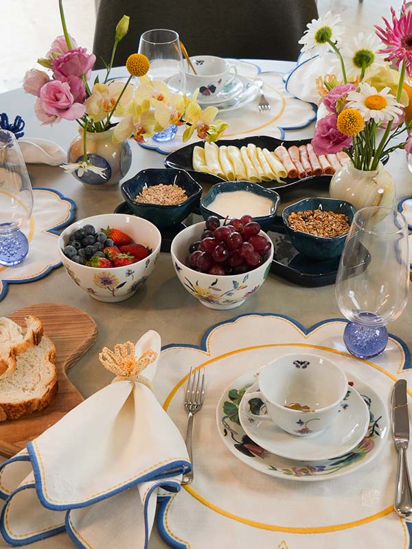 Bowl redondo de porcelana branca com estampa floral delicada da coleção Flowerscape, apresentando detalhes em tons de verde, rosa e amarelo. A peça possui 13 cm de diâmetro por 8 cm de altura, com acabamento impecável e design autoral Lolahome produzido no Brasil.