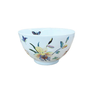 Bowl redondo de porcelana branca com estampa floral delicada da coleção Flowerscape, apresentando detalhes em tons de verde, rosa e amarelo. A peça possui 13 cm de diâmetro por 8 cm de altura, com acabamento impecável e design autoral Lolahome produzido no Brasil.