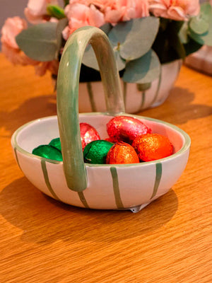 Bowl de cerâmica artesanal verde com listras, vista lateral