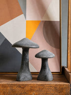 Escultura de cogumelo em pedra sabão natural, vista lateral, 20cm de altura, cor cinza – Lolahome