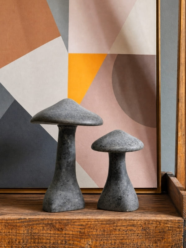 Escultura de cogumelo em pedra sabão natural, vista lateral, 20cm de altura, cor cinza – Lolahome