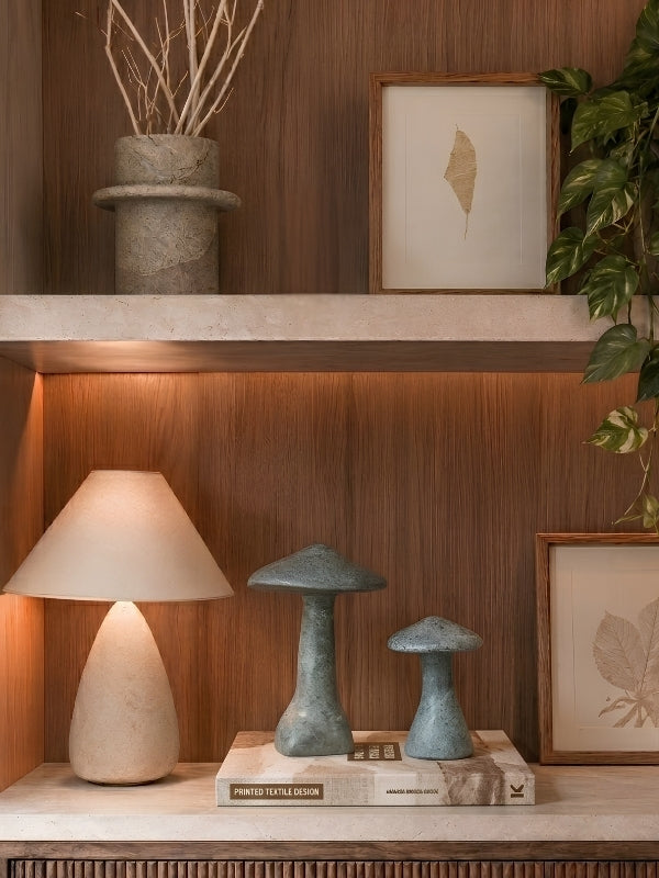 Detalhe da escultura de cogumelo em pedra sabão natural, textura artesanal, 20cm, cor cinza – Lolahome