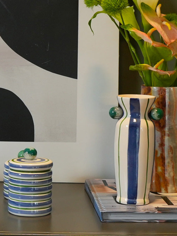 Detalhe da pedra ágata azul no pote de cerâmica artesanal