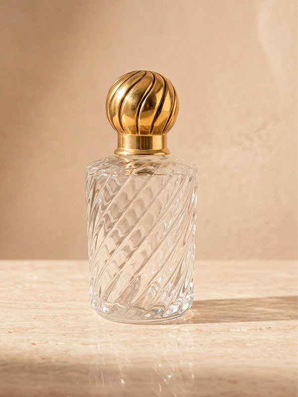 Mini garrafa de vidro lapidado transparente vintage, 15,5cm de altura, com tampa de metal para decorar ou servir.