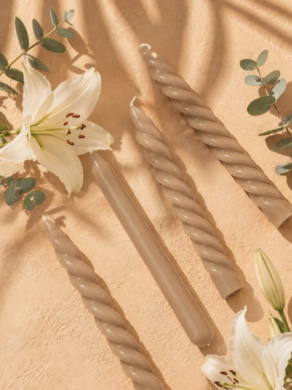 VELAS PARA CASTIÇAL CÔNICA BEGE  18 CM - 02 UNIDADES
