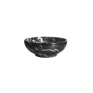 Bowl redondo pequeno de pedra natural ônix na cor preta, com acabamento polido e brilho intenso. A peça possui tamanho de 10 x 4 (h) cm, apresentando design atemporal e variações únicas de veios e texturas naturais, ideal para servir petiscos, molhos ou sobremesas na mesa posta