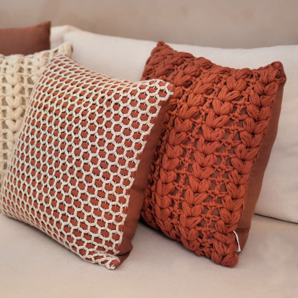 CAPA DE ALMOFADA TRICOT MANUAL COLMEIA TERRACOTA 50X50CM