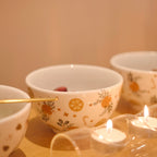 Bowl redondo de porcelana branca da coleção Flor de Laranjeira, com estampa floral delicada e acabamento impecável. A peça possui tamanho de 14 cm de largura e 7 cm de altura, apresentando design autoral Lolahome desenvolvido no Brasil. Como deve ser usado: ideal para compor uma mesa posta chic e atemporal, sendo perfeito para servir petiscos, frutas frescas, cereais ou molhos com muito charme.