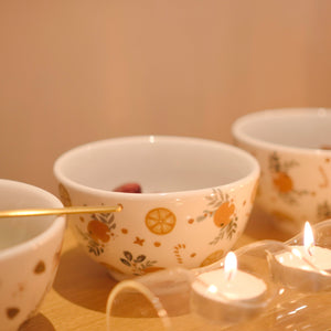Bowl redondo de porcelana branca da coleção Flor de Laranjeira, com estampa floral delicada e acabamento impecável. A peça possui tamanho de 14 cm de largura e 7 cm de altura, apresentando design autoral Lolahome desenvolvido no Brasil. Como deve ser usado: ideal para compor uma mesa posta chic e atemporal, sendo perfeito para servir petiscos, frutas frescas, cereais ou molhos com muito charme.