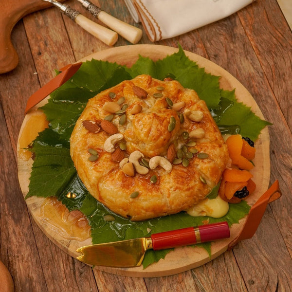 TÁBUA DE MADEIRA COM ALÇA EM COURO 30 X 27,5 X 2 CM