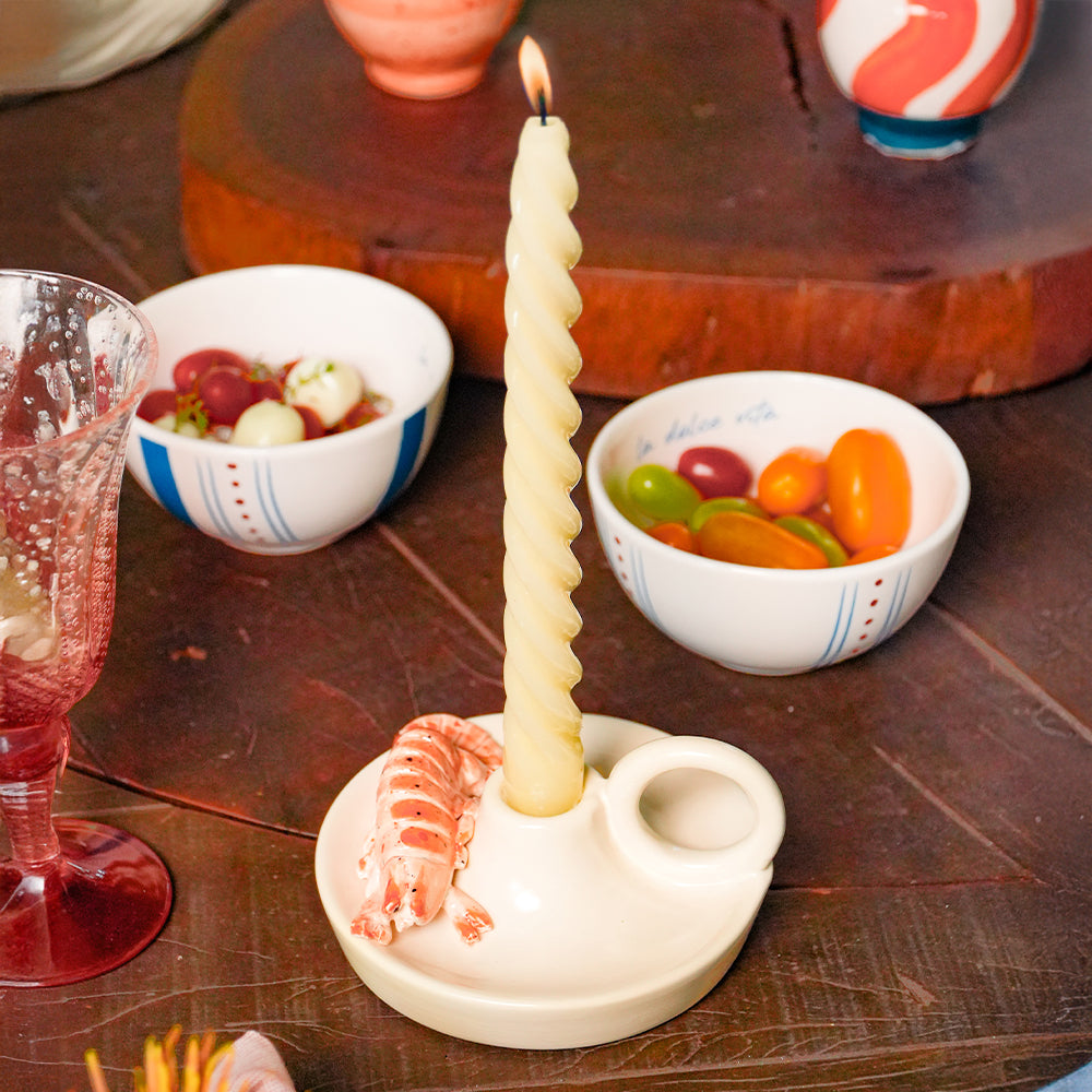 Bowl redondo de cerâmica artesanal branca da coleção La Dolce Vita, apresentando estampa exclusiva com detalhes em tons de marsala e azul. A peça possui tamanho de 13 cm, com acabamento manual e design autoral Lolahome, destacando as variações únicas de cor e forma de um produto produzido de forma artística no Brasil.