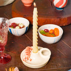 Bowl redondo de cerâmica artesanal branca da coleção La Dolce Vita, apresentando estampa exclusiva com detalhes em tons de marsala e azul. A peça possui tamanho de 13 cm, com acabamento manual e design autoral Lolahome, destacando as variações únicas de cor e forma de um produto produzido de forma artística no Brasil.