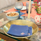 Bowl redondo de cerâmica com acabamento em textura suave, apresentando um padrão delicado nas cores azul e branco. A peça possui tamanho de 14 cm, com design atemporal e formato versátil, ideal para compor uma mesa posta chic e cheia de frescor.