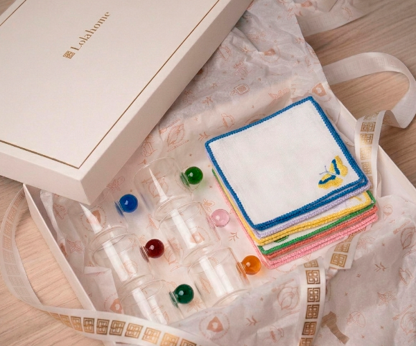 Presente exclusivo Lolahome com conjunto de guardanapo coquetel e conjunto de xícara