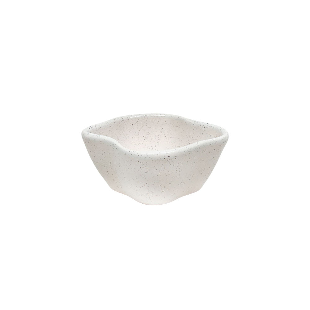 Mini bowl redondo de cerâmica artesanal na cor areia (branco levemente texturizado) com design organic de bordas irregulares. A peça possui tamanho de 11cm, apresentando um visual clean e atemporal, ideal para compor mesas postas com um toque natural e autêntico.