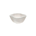 Mini bowl redondo de cerâmica artesanal na cor areia (branco levemente texturizado) com design organic de bordas irregulares. A peça possui tamanho de 11cm, apresentando um visual clean e atemporal, ideal para compor mesas postas com um toque natural e autêntico.