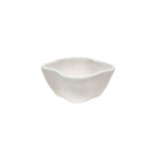Mini bowl redondo de cerâmica artesanal na cor areia (branco levemente texturizado) com design organic de bordas irregulares. A peça possui tamanho de 11cm, apresentando um visual clean e atemporal, ideal para compor mesas postas com um toque natural e autêntico.