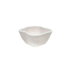 Mini bowl redondo de cerâmica artesanal na cor areia (branco levemente texturizado) com design organic de bordas irregulares. A peça possui tamanho de 11cm, apresentando um visual clean e atemporal, ideal para compor mesas postas com um toque natural e autêntico.