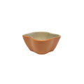 Mini bowl de cerâmica artesanal na cor terra (marrom), com design organic de bordas irregulares e naturais. A peça possui tamanho de 11 cm, apresentando um visual atemporal e rústico, ideal para compor uma mesa posta cheia de personalidade e calor.