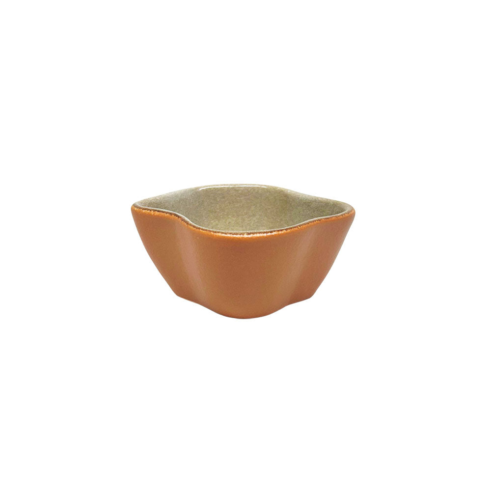 Mini bowl de cerâmica artesanal na cor terra (marrom), com design organic de bordas irregulares e naturais. A peça possui tamanho de 11 cm, apresentando um visual atemporal e rústico, ideal para compor uma mesa posta cheia de personalidade e calor.