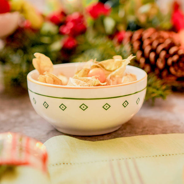 Bowl redondo de porcelana branca da coleção Zahidi, apresentando estampa exclusiva com detalhes em verde e dourado. A peça possui tamanho de 12 cm de diâmetro por 8 cm de altura, com design autoral Lolahome produzido no Brasil, garantindo um acabamento chic e atemporal para a mesa posta.