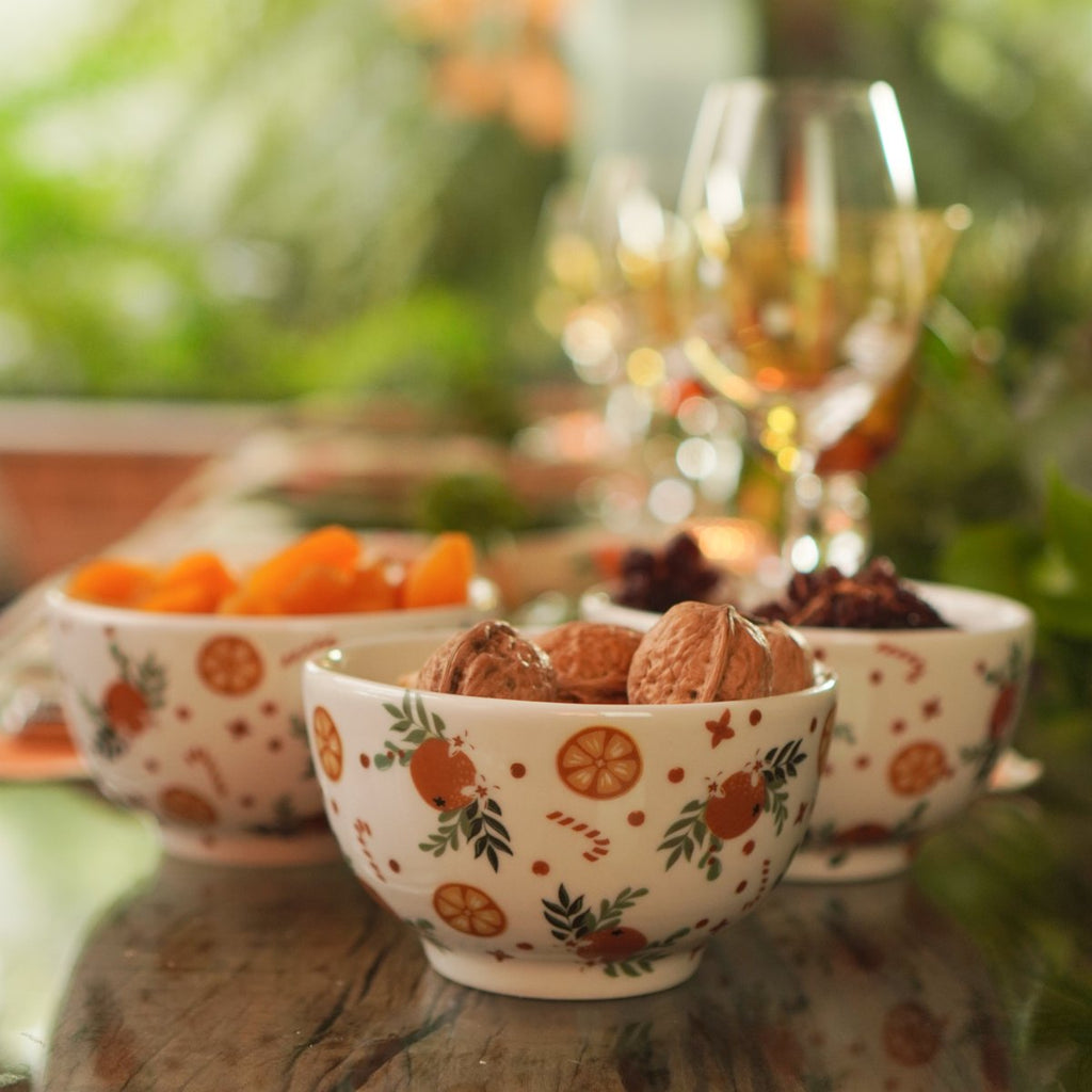 Bowl redondo de porcelana branca da coleção Flor de Laranjeira, com estampa floral delicada e acabamento impecável. A peça possui tamanho de 14 x 7 (h) cm, apresentando design autoral Lolahome desenvolvido no Brasil. Como deve ser usado: ideal para compor uma mesa posta chic e atemporal, sendo perfeito para servir petiscos, frutas frescas, cereais ou molhos com muito charme.
