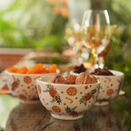 Bowl redondo de porcelana branca da coleção Flor de Laranjeira, com estampa floral delicada e acabamento impecável. A peça possui tamanho de 14 x 7 (h) cm, apresentando design autoral Lolahome desenvolvido no Brasil. Como deve ser usado: ideal para compor uma mesa posta chic e atemporal, sendo perfeito para servir petiscos, frutas frescas, cereais ou molhos com muito charme.