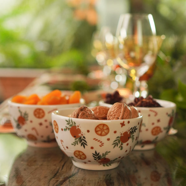 Bowl redondo de porcelana branca da coleção Flor de Laranjeira, com estampa floral delicada e acabamento impecável. A peça possui tamanho de 14 x 7 (h) cm, apresentando design autoral Lolahome desenvolvido no Brasil. Como deve ser usado: ideal para compor uma mesa posta chic e atemporal, sendo perfeito para servir petiscos, frutas frescas, cereais ou molhos com muito charme.