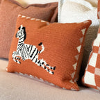 CAPA DE ALMOFADA TAPEÇARIA CHESS ZEBRA TERRACOTA 50X35 CM