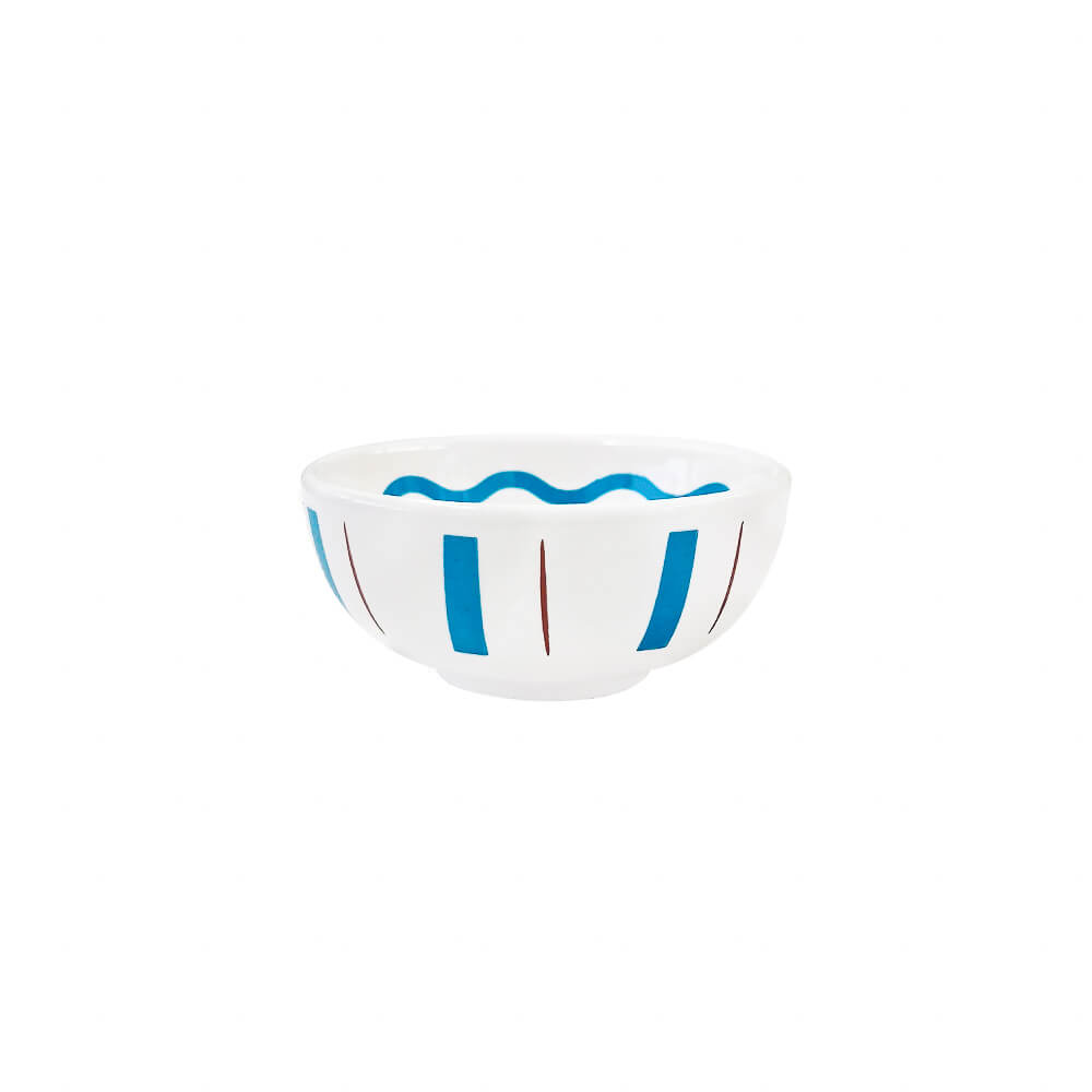 Molheira redonda de cerâmica artesanal branca da coleção La Dolce Vita, com delicados detalhes pintados à mão nas cores marsala e azul. A peça possui design autoral Lolahome com tamanho de 10 x 5 (h) cm, apresentando acabamento rústico e sofisticado com as variações únicas de um produto feito à mão.