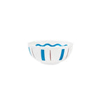 Molheira redonda de cerâmica artesanal branca da coleção La Dolce Vita, com delicados detalhes pintados à mão nas cores marsala e azul. A peça possui design autoral Lolahome com tamanho de 10 x 5 (h) cm, apresentando acabamento rústico e sofisticado com as variações únicas de um produto feito à mão.